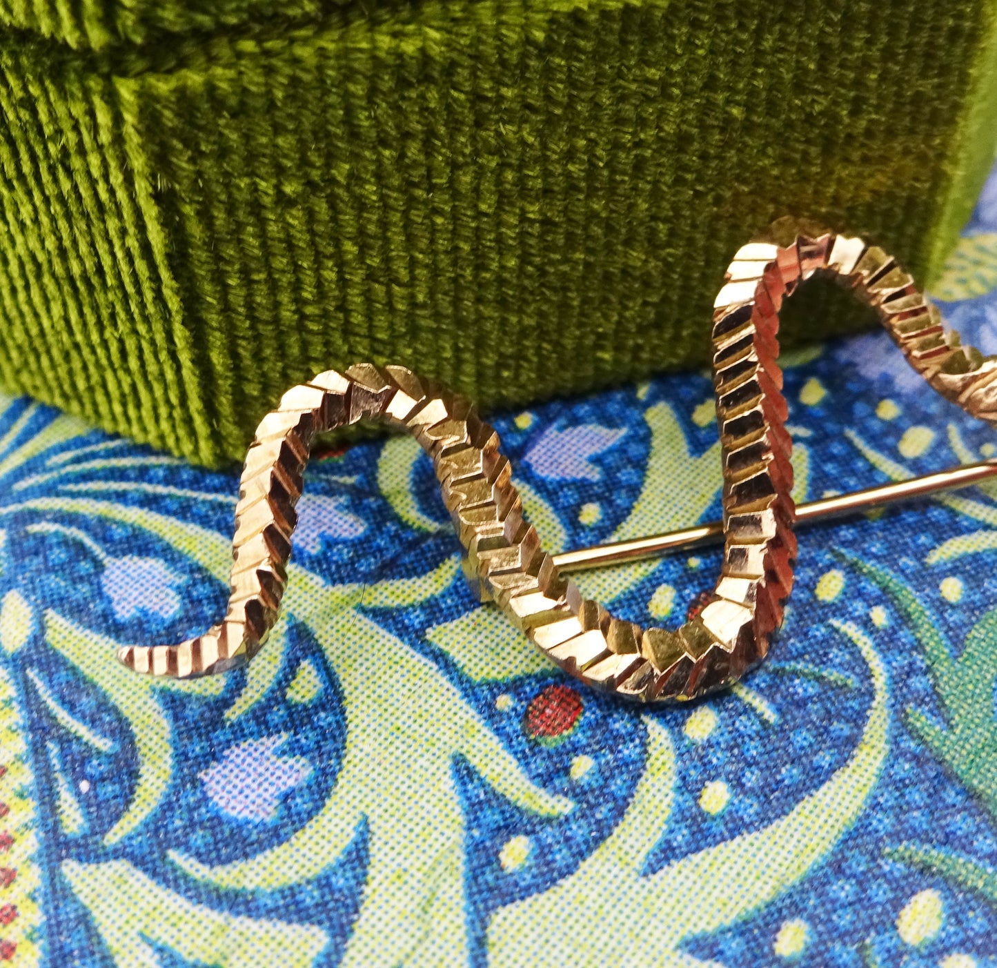 9ct Gold Sapphire Snake Brooch